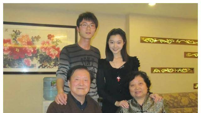 红三代,大学交大硕士的母亲,揭秘娱乐圈富裕高知家庭!