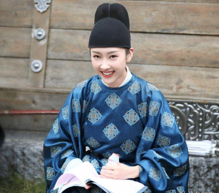 《梦醒长安》花絮海报,成毅张予曦看剧本超认真,隔空