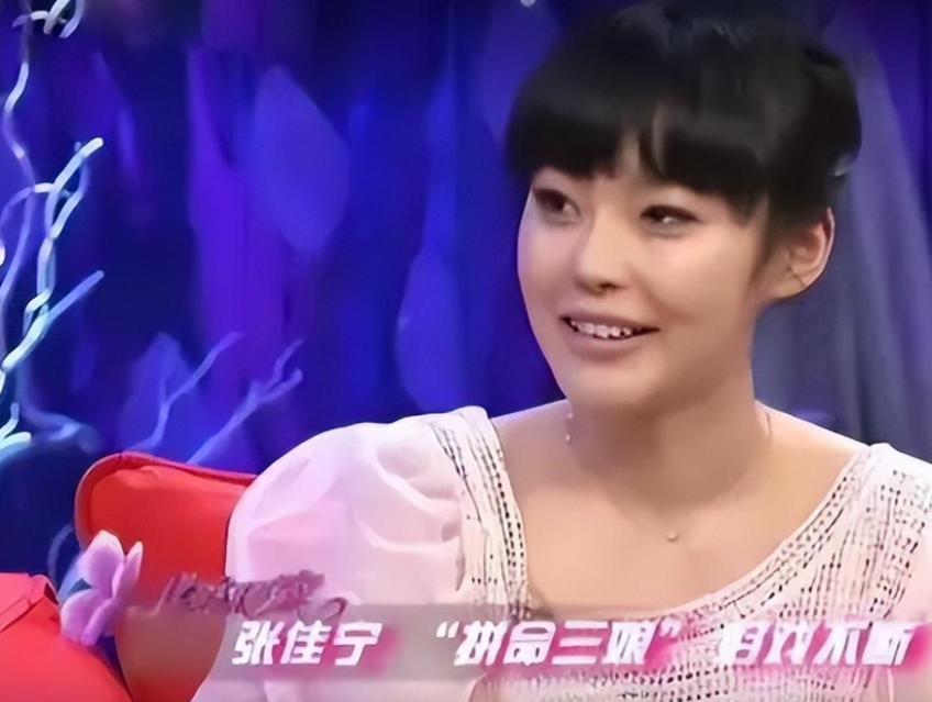 张佳宁:拒认亲父,舅舅是张晓龙,为给母亲买豪宅2年接下18部戏_角色