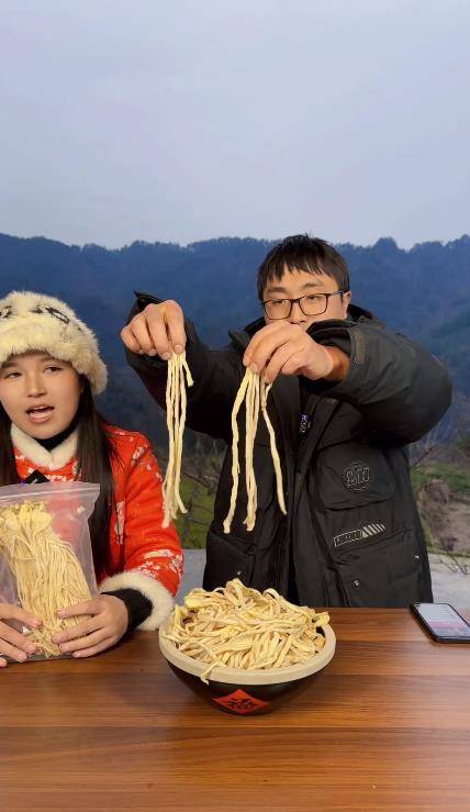 湘西冬宝直播带货现场刘薇和冬宝起争执,冬宝妹妹替哥哥直播_刘总