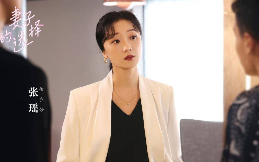 《新世界》她饰演喜怒无常的关宝慧,《妻子的选择》里她又化身难以