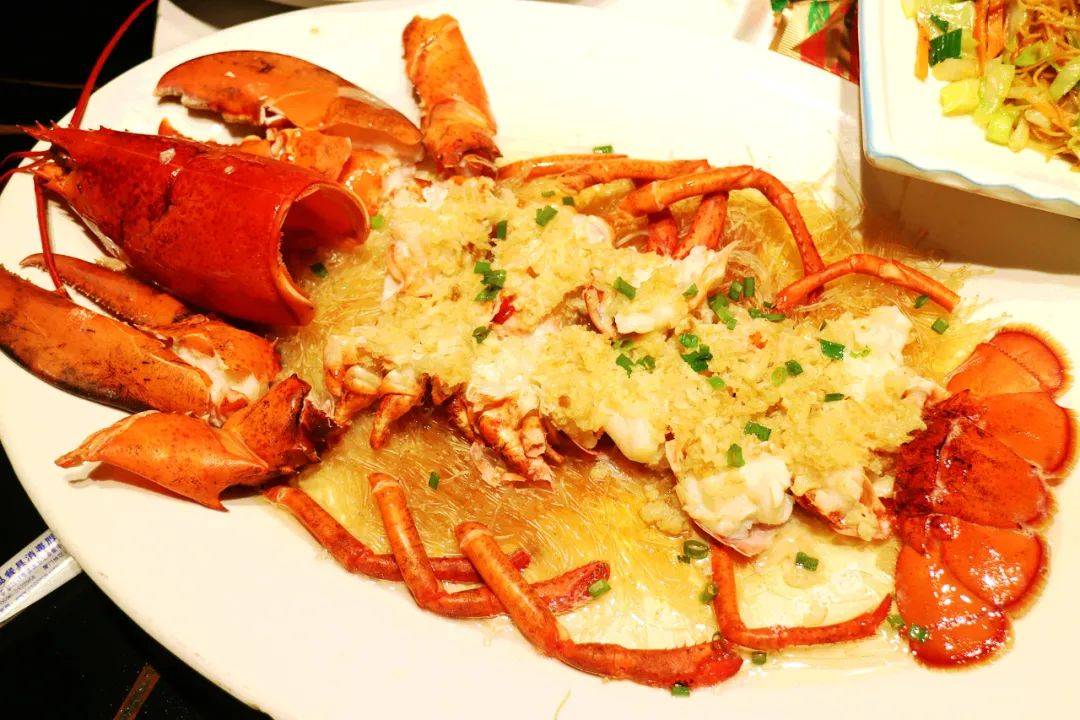 鑫悦楼海鲜大排档,位于湖里区嘉园路路口拐角处,有两层楼,店内装饰