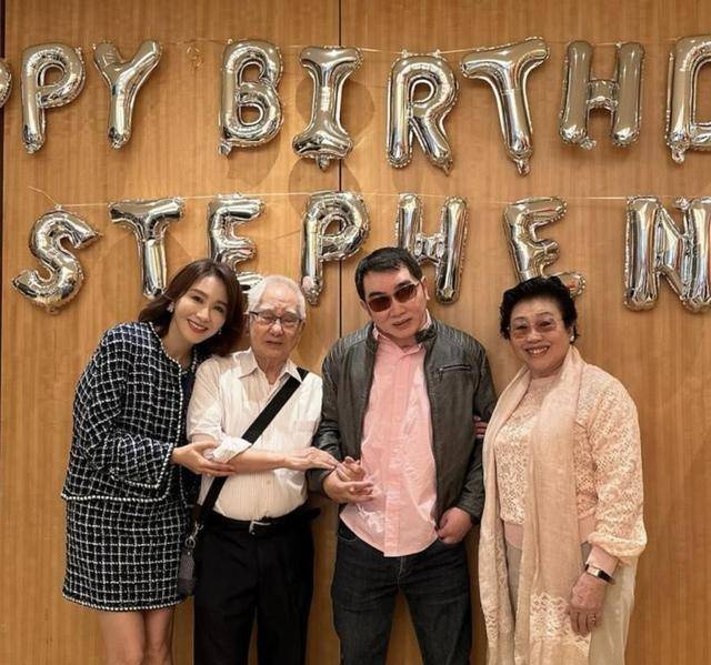 黎姿为弟弟庆生晒全家合照,黎婴靠搀扶罕见站立,身材仍高大魁梧_家庭