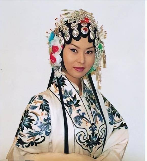 甘萍:曾因"逼婚门"被迫退出歌坛,嫁二婚前国足运动员生活幸福_黎兵