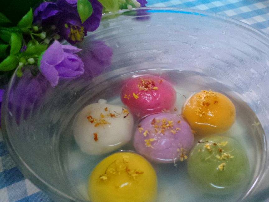 纯手工制作的五彩汤圆,糯黏可口,馅儿香味儿美,全家人都爱吃!