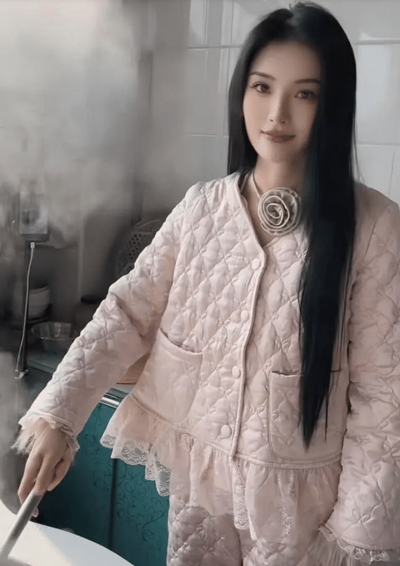 安徽一位女孩回家相亲,穿睡衣也很漂亮,她的美貌让人为之羡慕不已