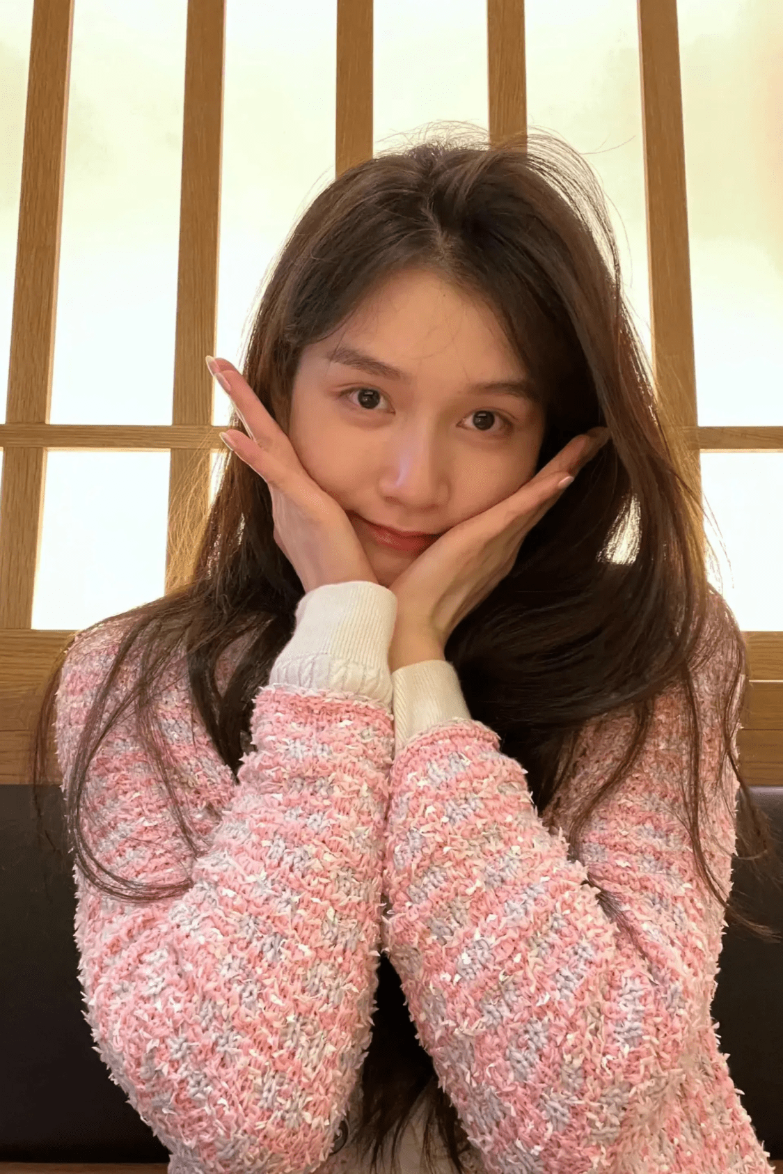 陈思诚给小女友庆生,长相清纯和佟丽娅年轻时很像,但气质差了点_时候