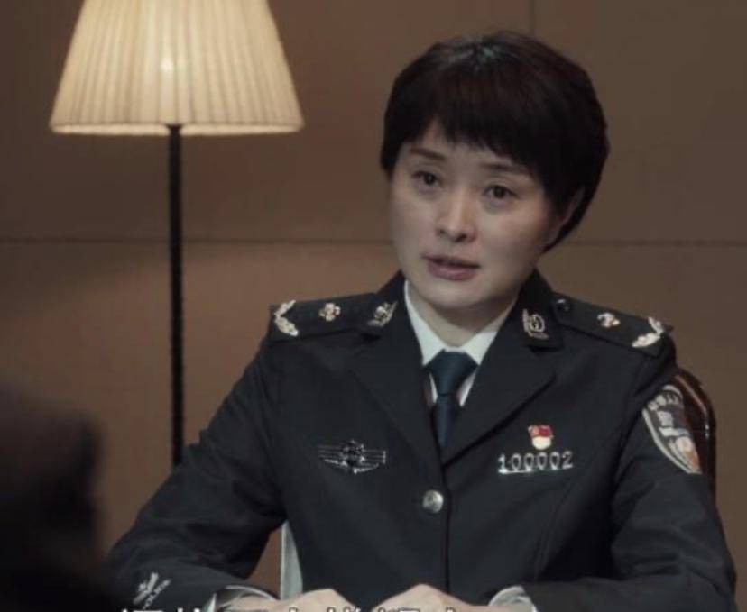 早年,吴越还在《刑警使命》里演过侦查员郝佳,灵秀清新又不失干练,一