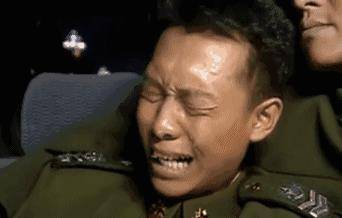 这一段没有声音,只有悲壮的配乐,可人物无尽的难过直钻进观众的心里