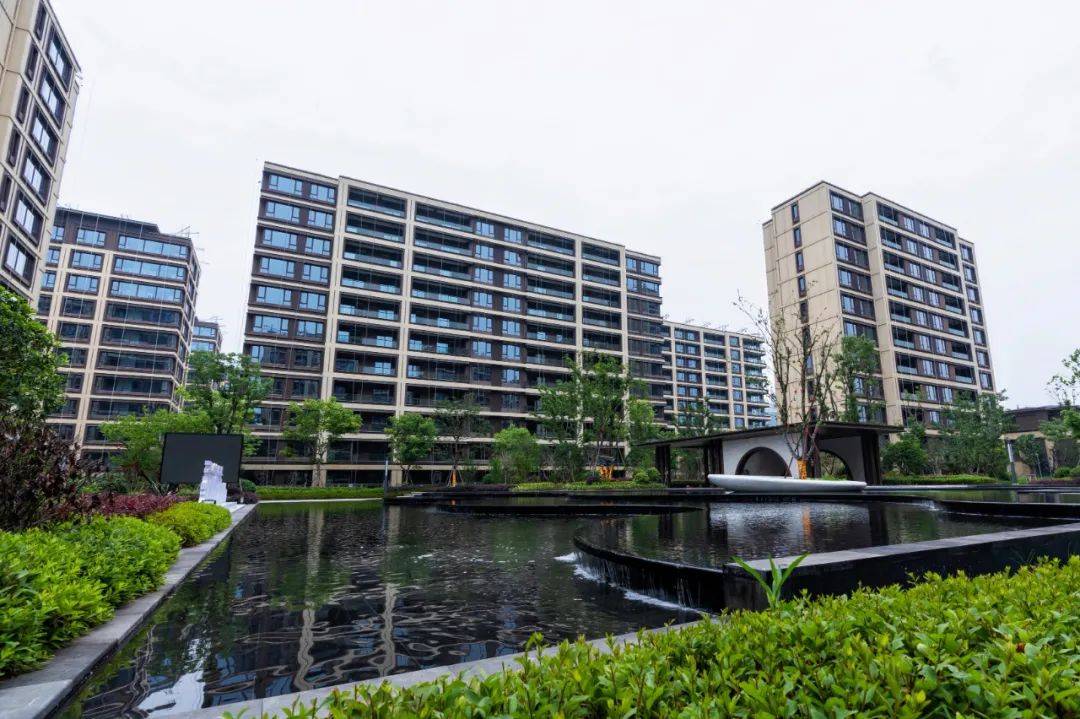 6月3日,位于绍兴镜湖核心区块的宝能凤林府迎来美好归家,秉承"打造一