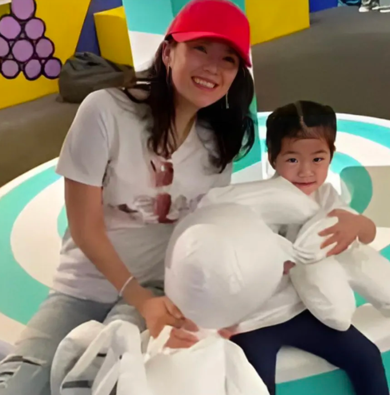 汪峰与小女友牵手逛街,章子怡离婚后带醒醒联络感情!让人不禁感到心疼