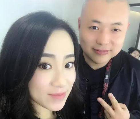 求婚两年后,丫蛋和小鹏飞生下了一个女儿,在一次出镜上,丫蛋将自己的