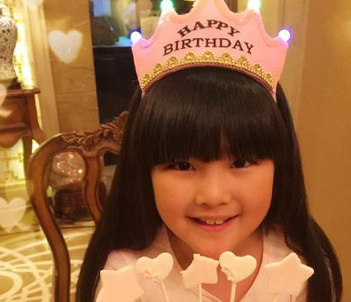 爷爷给王诗龄送的生日油画,网友:画的太好了,就像相机