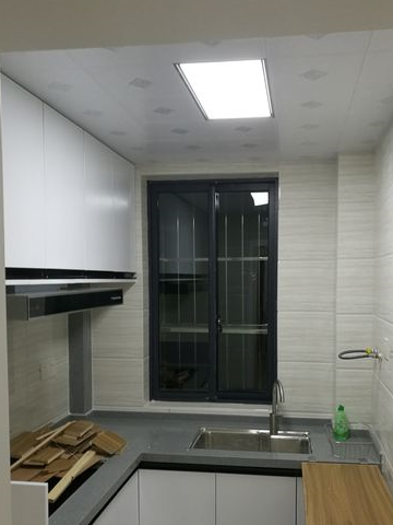 下图是原来的卫生间的装修,简陋而脏乱,卫生间的面积虽然不大,但是好