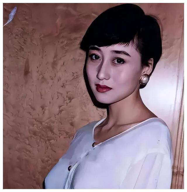 62岁利智罕见换新发型!长发飘飘剪成年轻时的样子,颜值却回不去