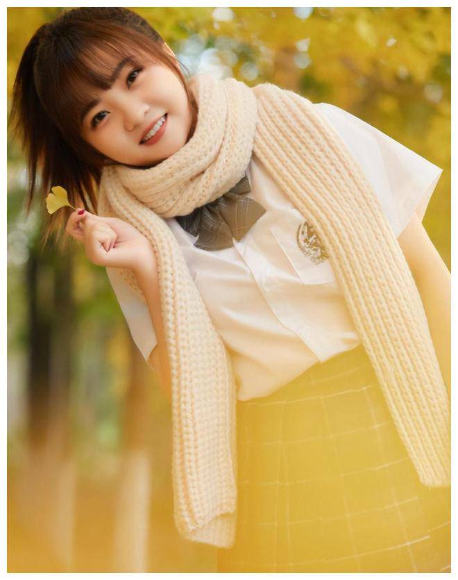 24岁林妙可晒复古风大片,举手投足尽显名媛气质,幼态脸超抢镜_照片_风