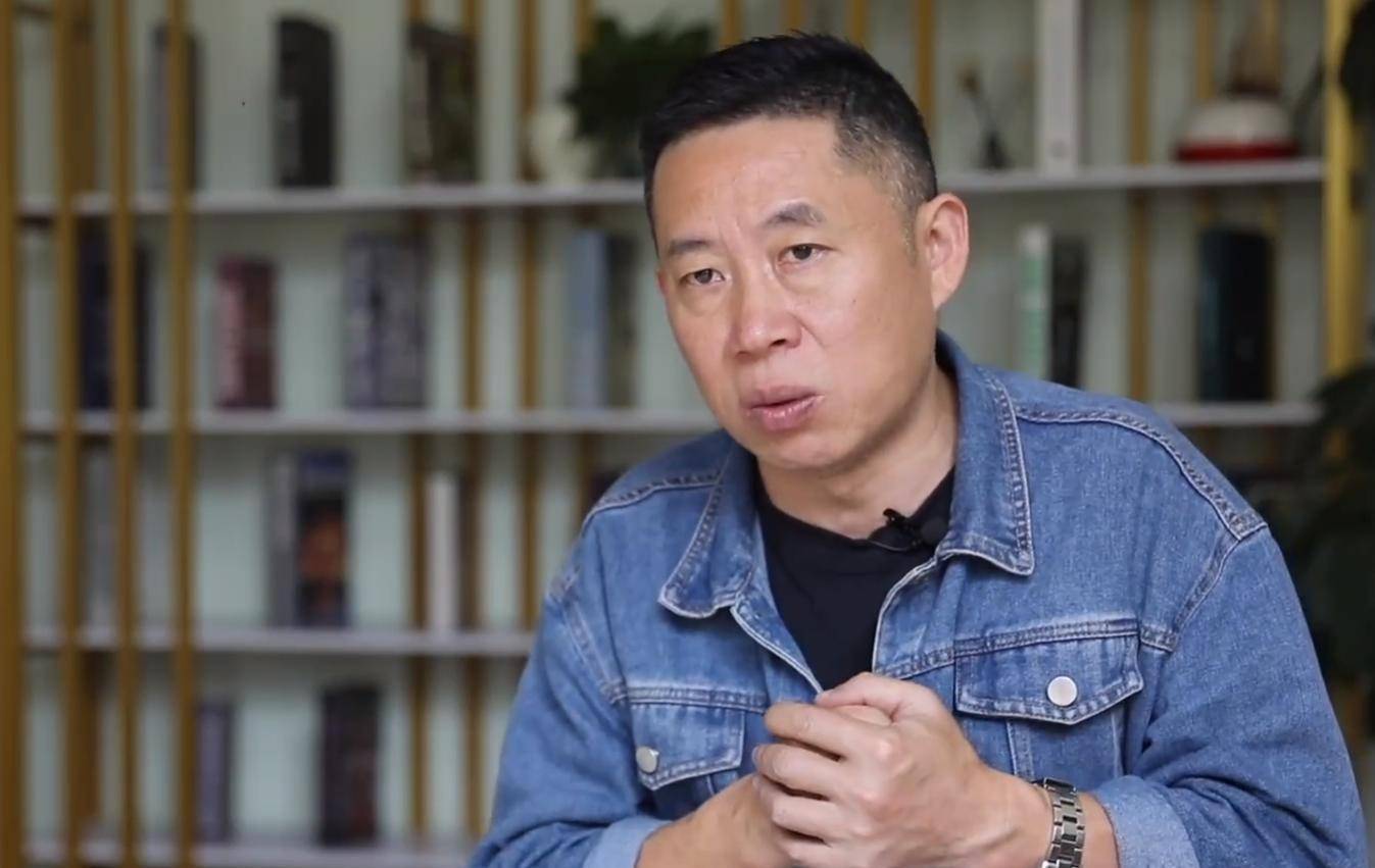 孙卓放暑假回山东玩,是否看望养家父母?孙海洋:不会问,他开心就好