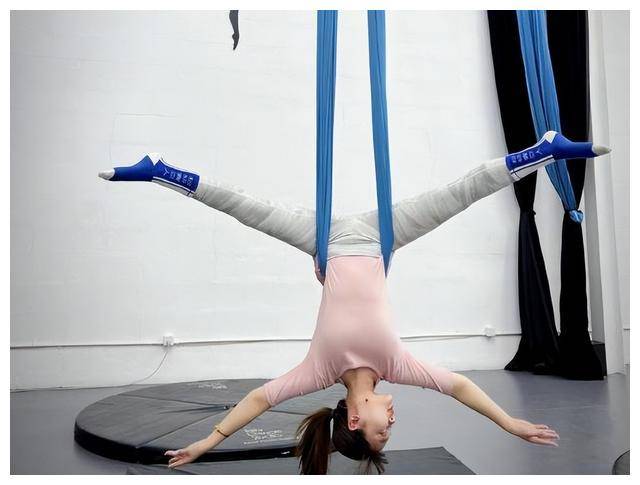 24岁林妙可近照曝光,晒复古写真名媛范儿足,脸上婴儿肥抢镜