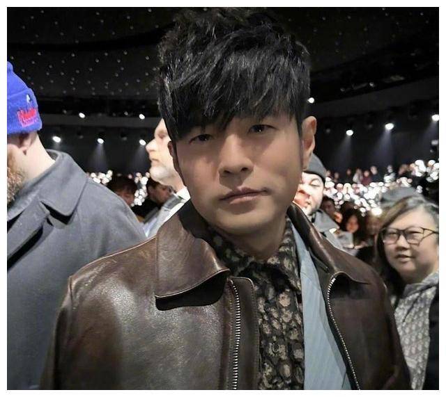 45岁周杰伦对比42岁林俊杰,骨相老去和皮相老去的差距一目了然_形象