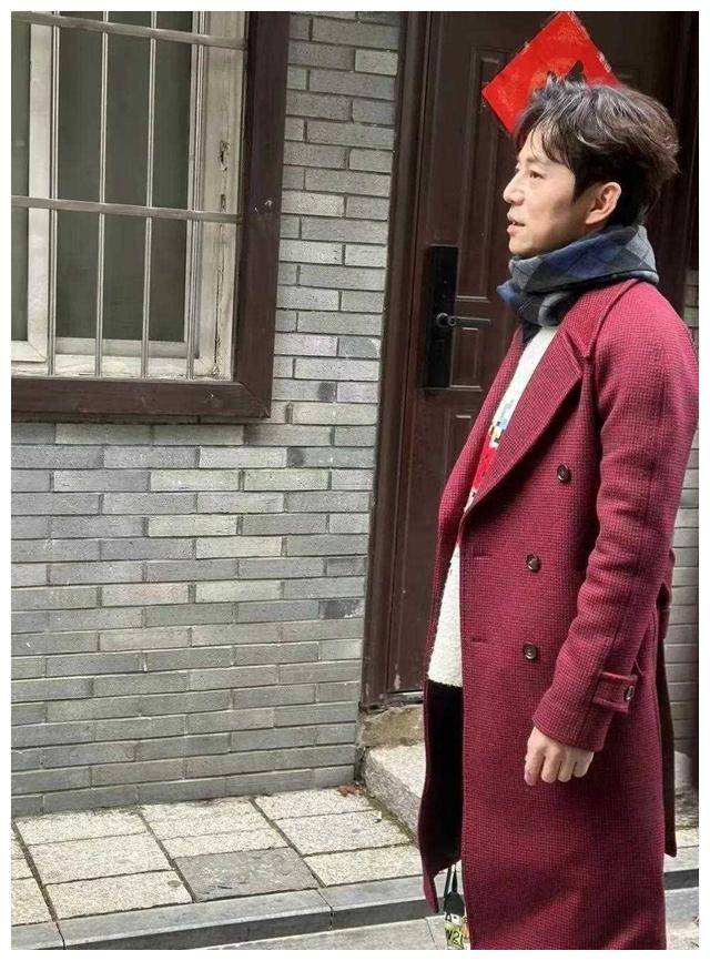 49岁何炅近照满脸皱纹,皮肤松弛面容憔悴,"不老男神"是假的_岁月_生活