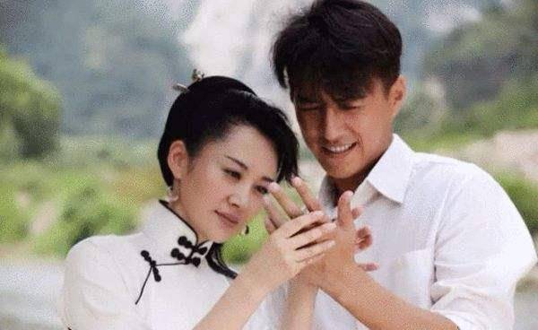 "老干部"靳东3部冷门却好看的剧,竟然和大美女许晴组过姐弟cp_剧中