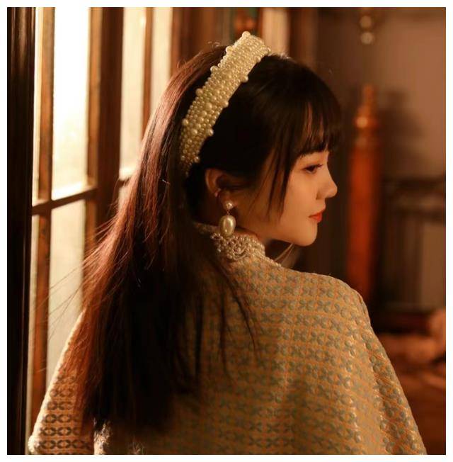 24岁林妙可近照曝光,晒复古写真名媛范儿足,脸上婴儿肥抢镜