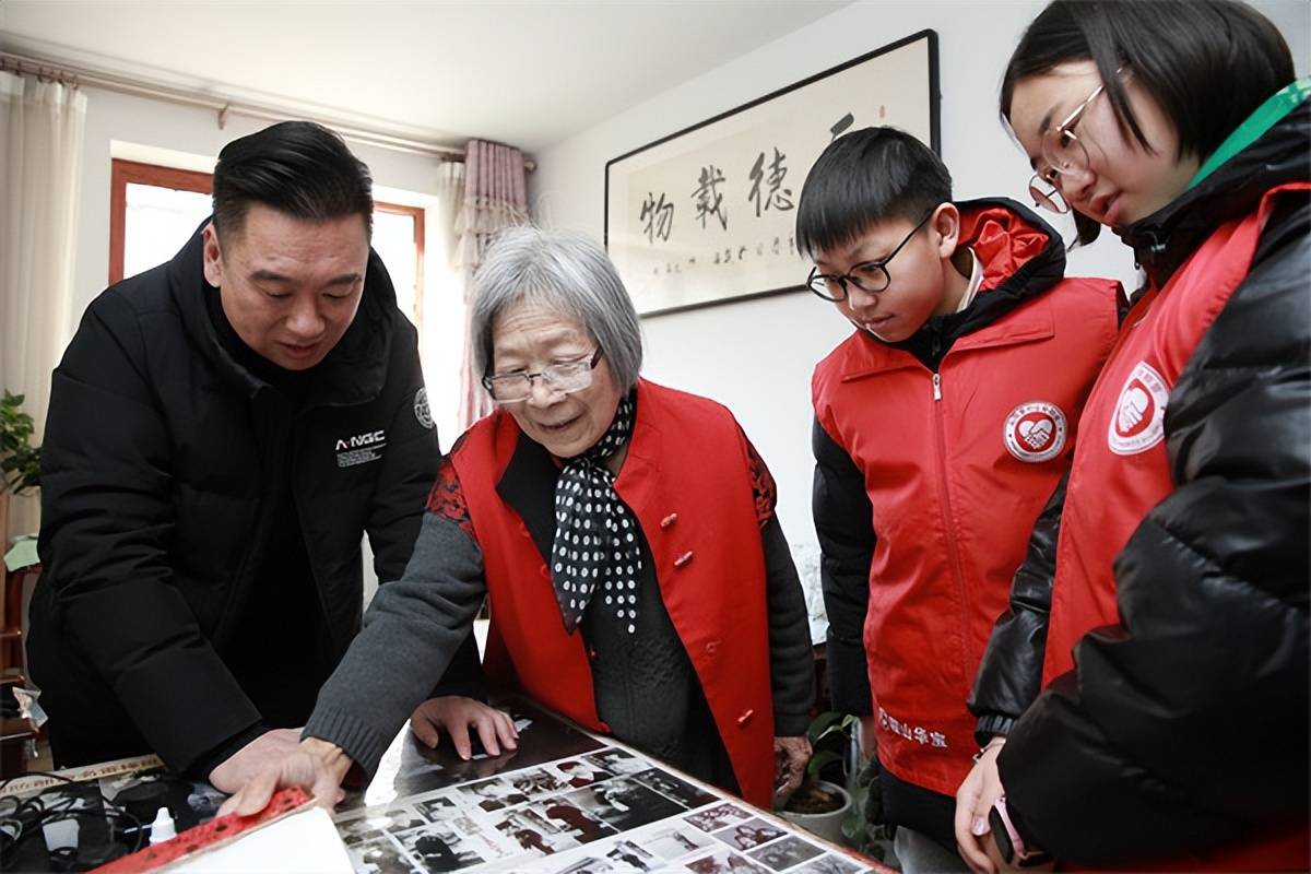 遼寧鞍山郭明義愛心團隊雪峰愛心分隊慰問雷鋒生前易