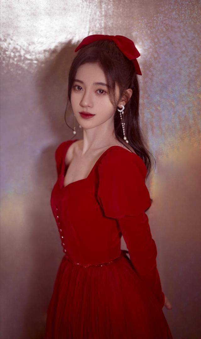 鞠婧祎刚出道还是一个女团小成员,凭借高颜值,被广泛关注.