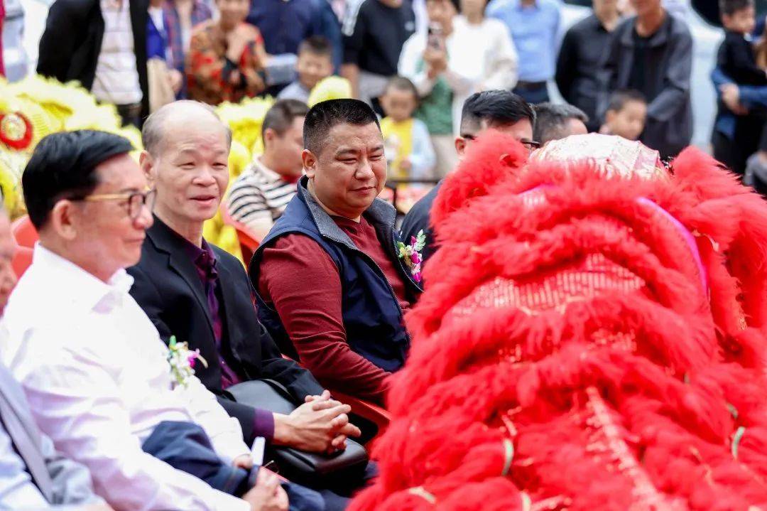 舞狮表演舞狮点睛剪彩仪式三亚市企业家协会名誉会长徐国良致辞潮牛海