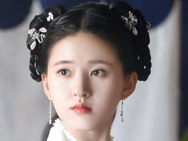 捡漏赵丽颖,恋爱不上脑,资源多如潮…赵露思能火,她真