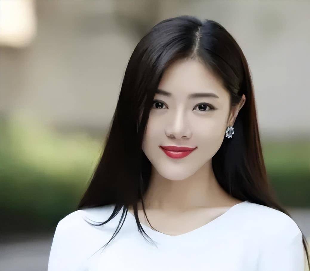 导演把邓家佳叫到房间,说:"脱衣服看一下你的身材 "_事情_应采儿_人物