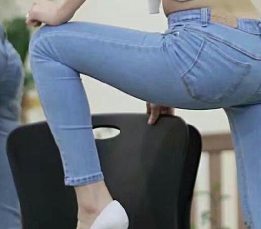 剪掉你细长的腰臀曲线,细长的腿曲线,它们非常匀称,臀部和腿部,烟囱和