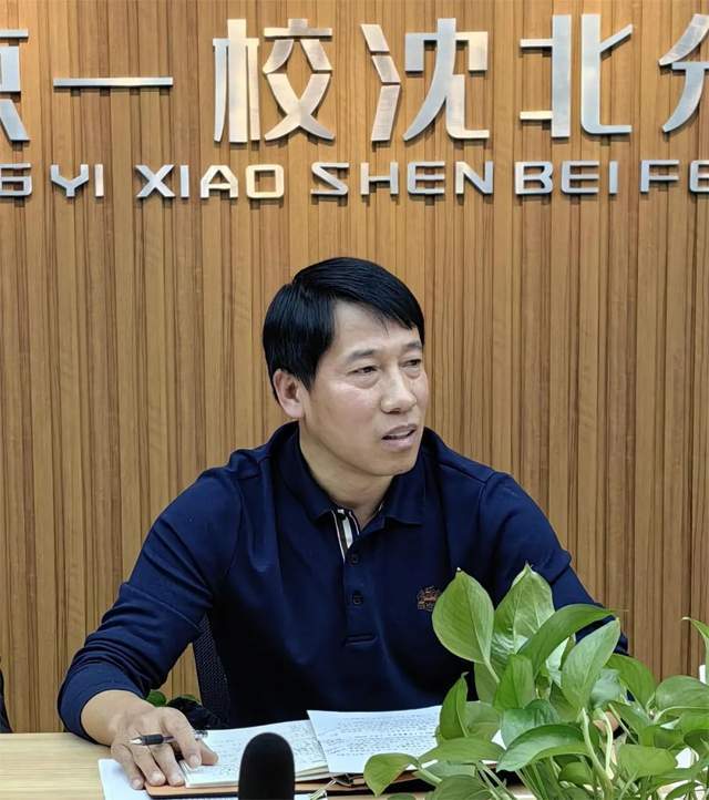 会上,李全代表教育局新一届领导班子对离退休老干部