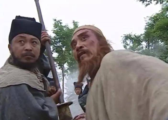 远远望见一员猛将带兵士已冲至北城门前,黄脸赤发,正是"赤发鬼"刘唐