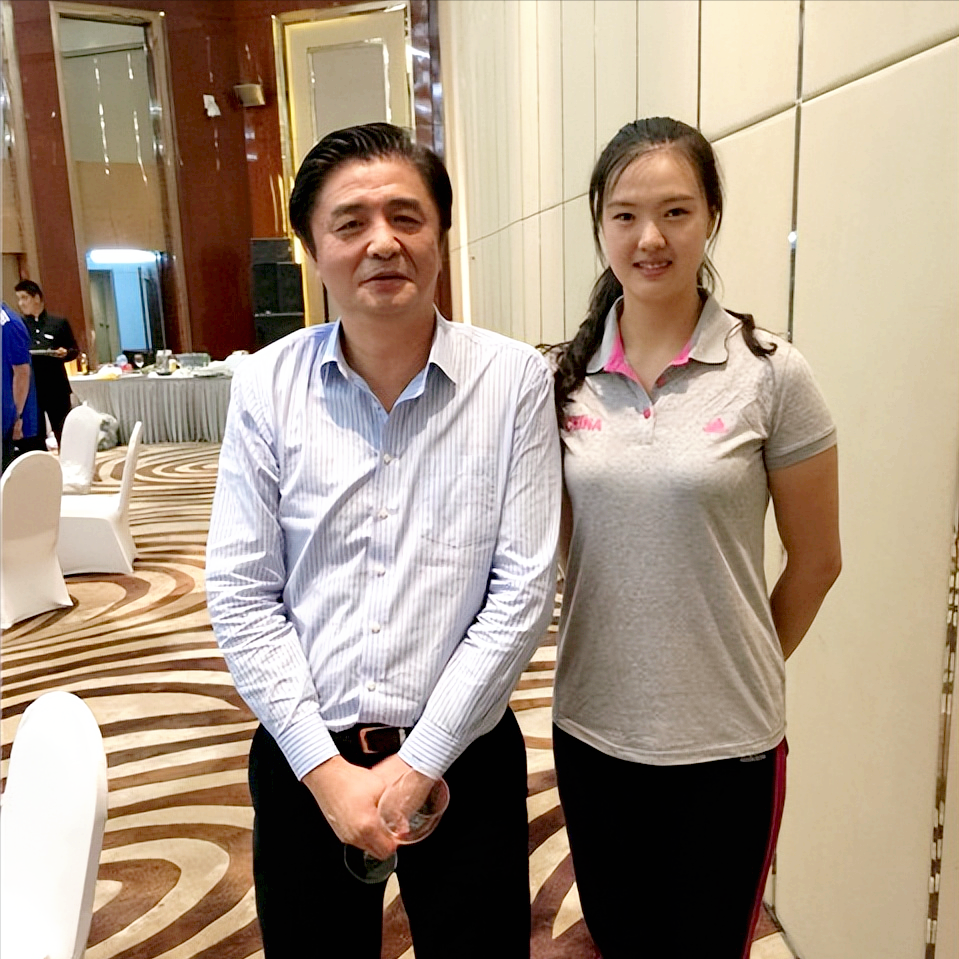 男排主帅汪嘉伟现状:51岁二婚娶将门虎女,背靠大山成能源大亨_邓星