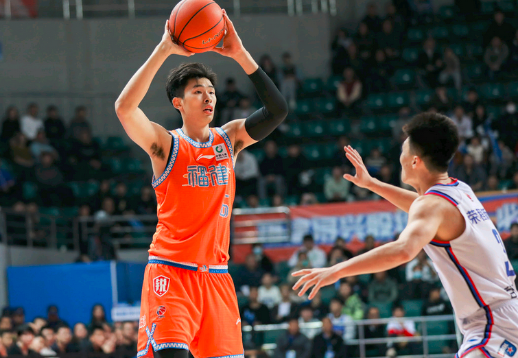 cba杀出最强大学生,篮板抢过2米大个,球迷:可进国家队_邹阳_比赛_福建