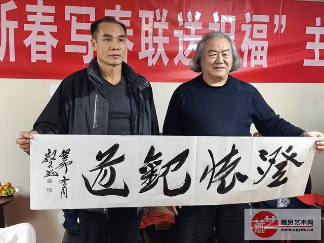 活動現場,張成銀,辛志東和薛居波三位書畫名家為公安部某局幹警寫春