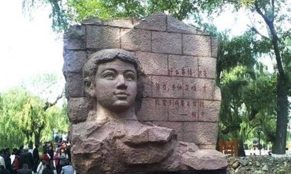 英雄少年赖宁救火故事,为何从课本中删除,连照片也被学校取下?