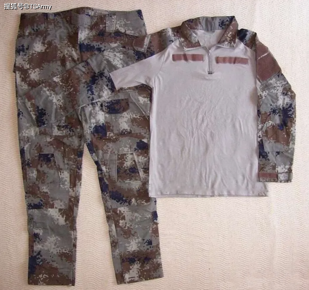 这款荒漠迷彩服由沙色,土黄色,褐色以及浅棕四种颜色组成,可以很好的