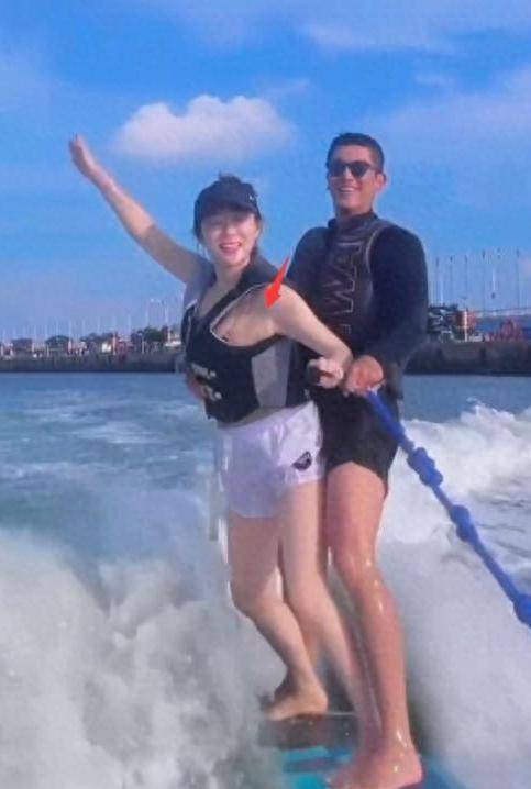 杜江霍思燕三亚冲浪,夫妻海上拥吻,霍思燕穿比基尼,被拍显赘肉_爱情