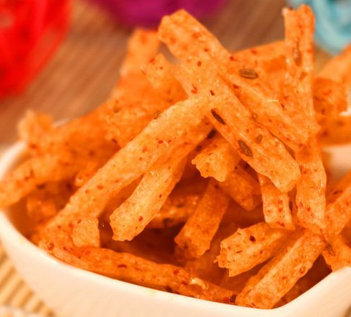 辣条到底干净吗?看了显微镜下放大100倍的辣条,网友:_