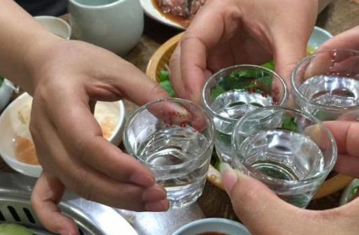 过年吃饭少不了喝酒碰杯 记住这三点秘诀