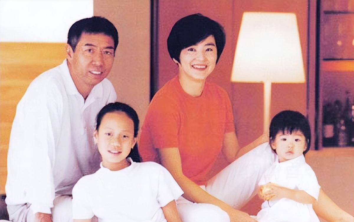 麻兰英:女儿是林青霞,有钱又孝顺,71岁的她为何从12楼一跃而下_张国荣