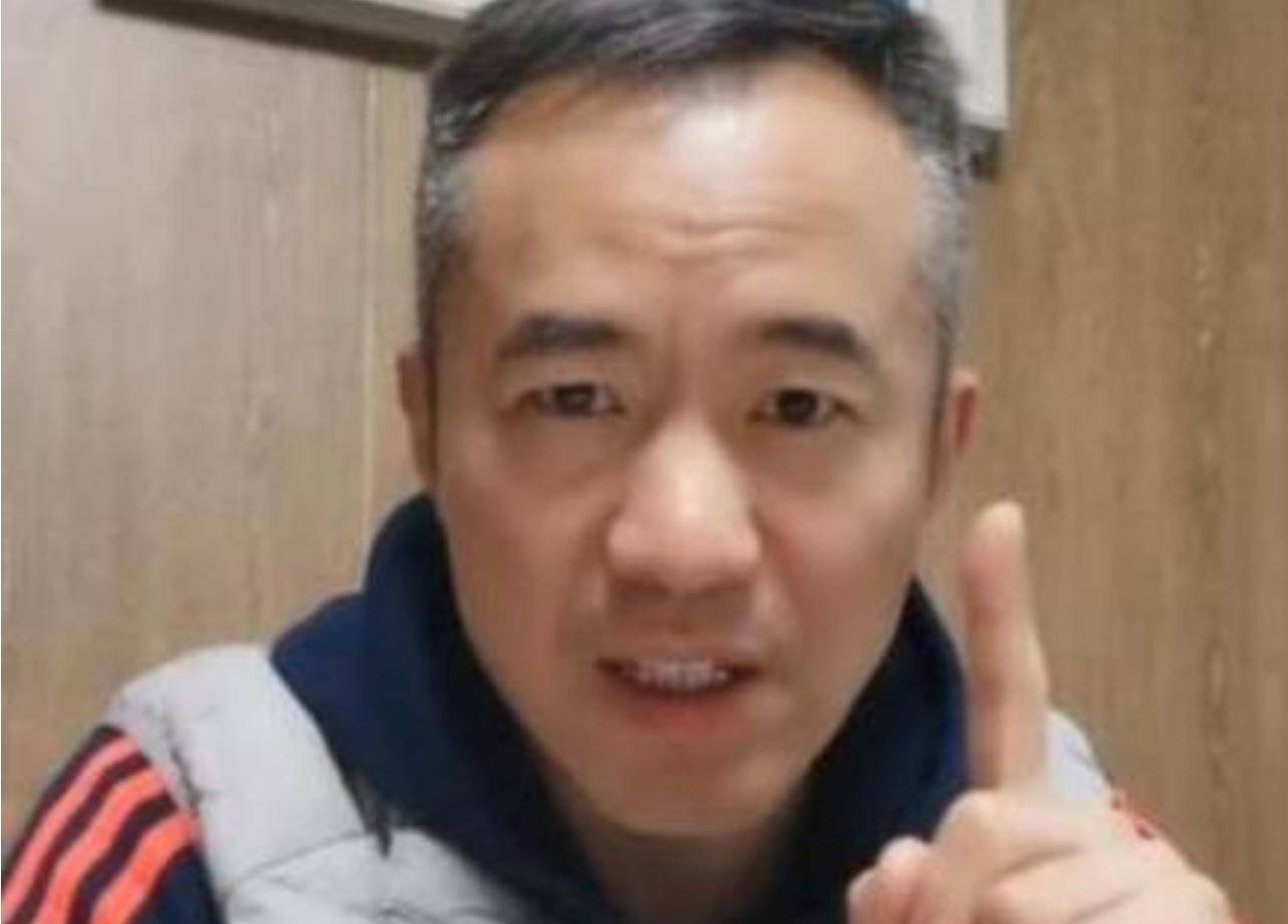 从央视名嘴到"阶下囚",年近50岁的邱启明,今生活幸福