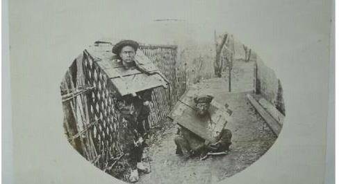 为什么押解流放的女犯人如此抢手,真相比现实更残酷_古代_枷锁_官差