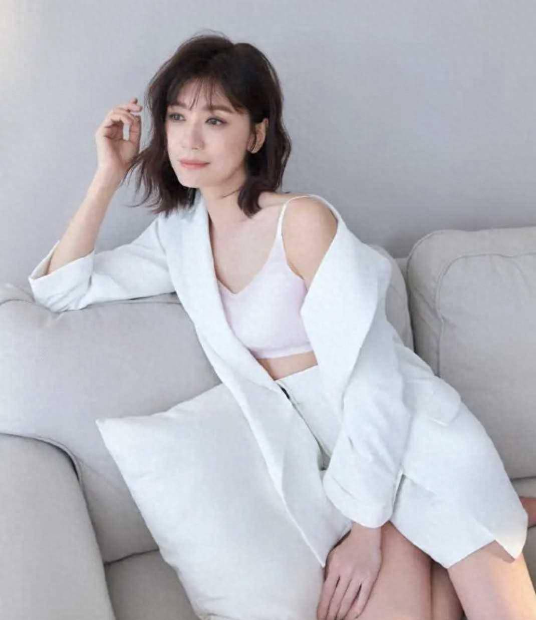 贾静雯代言内衣广告引发热议,曾与黄磊暧昧短信交流,被婆家要求_事业