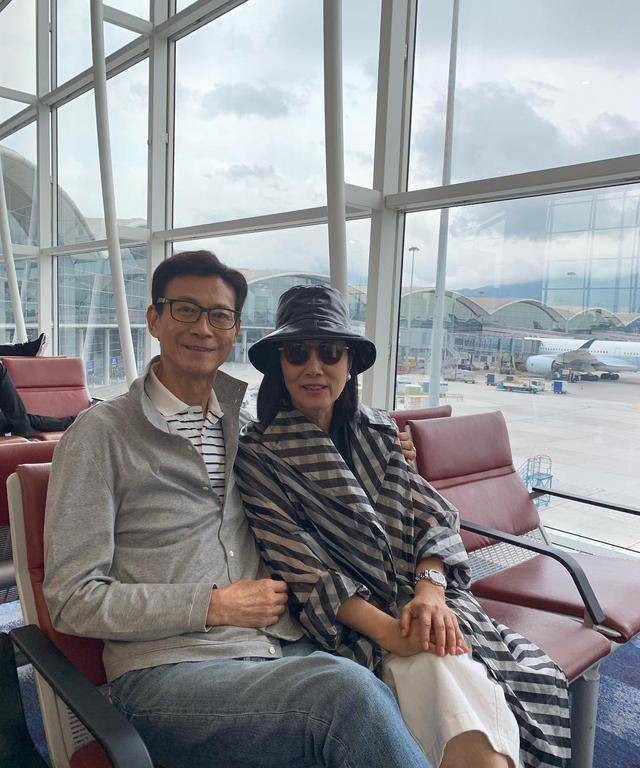 72岁汪明荃成老太婆,72岁郑少秋皮肤松弛,但难掩帅气_裙子_色彩_年龄