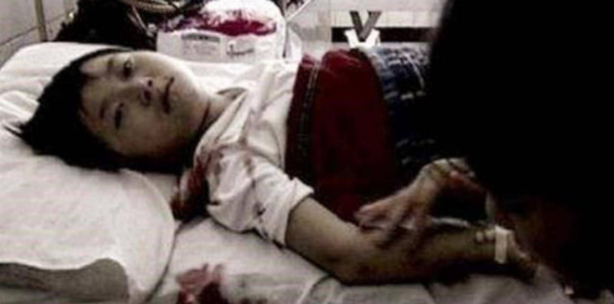 当天下午,苏丽小小的尸体躺在了公安局的验尸床上,法医解开她的衣服