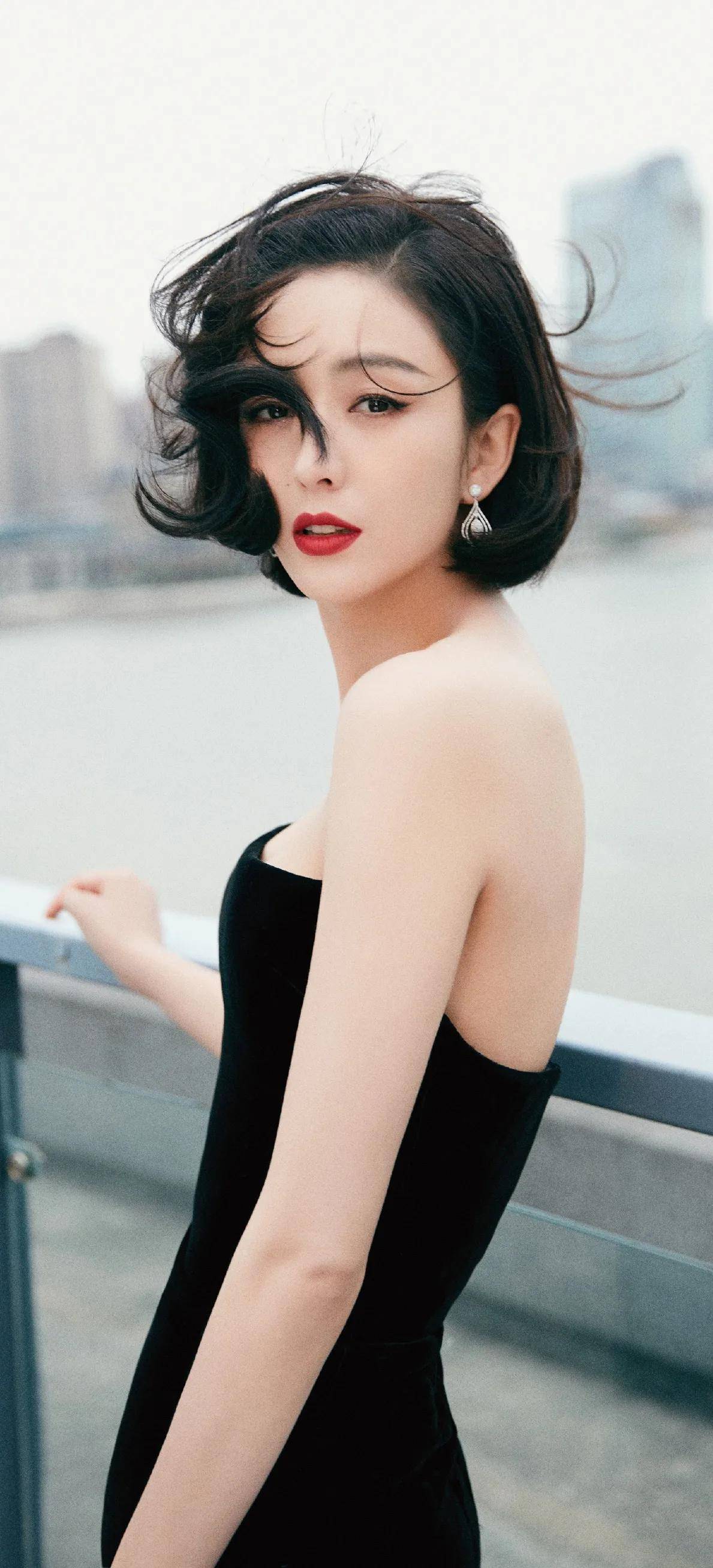 陈思诚为其小女友庆生,与著名演员佟丽娅年轻时十分相像