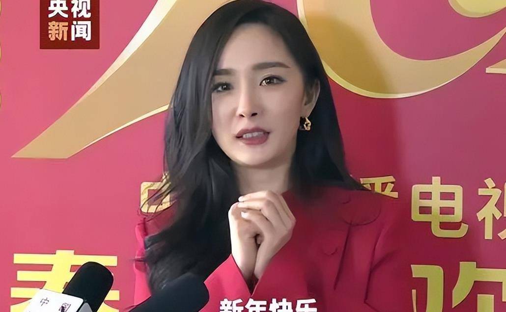 一大早就来到了现场,对于杨幂来说的话,2021年才是她第一次出现春晚